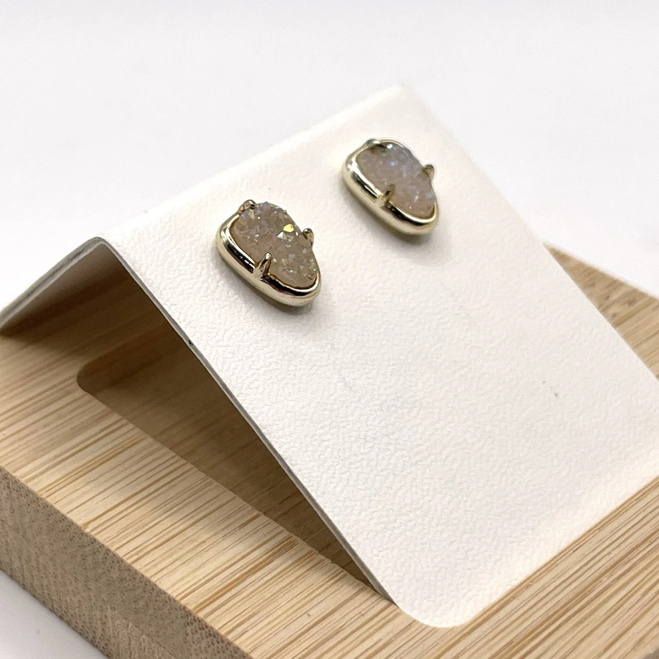 Brincos Kendra Scott Hazel iridescente drusa tom dourado pedra cintilante - Imagem 3 de 4