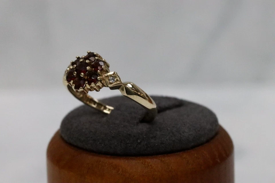 Anillo con racimo de oro amarillo de 9 quilates con rubí y circonitas cúbicas - Talla N Foto 2 de 4