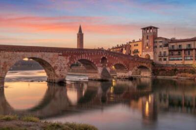 Wandbild: Verona, Italien Stadtsilhouette an der Etsch mit Ponte Pietra in [...]