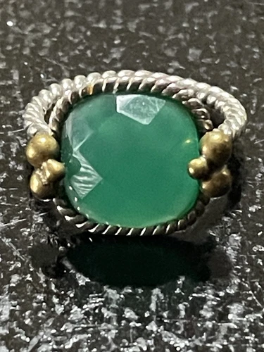 sterling silver Woman’s Vintage size 7 ring, with green Stone ￼￼