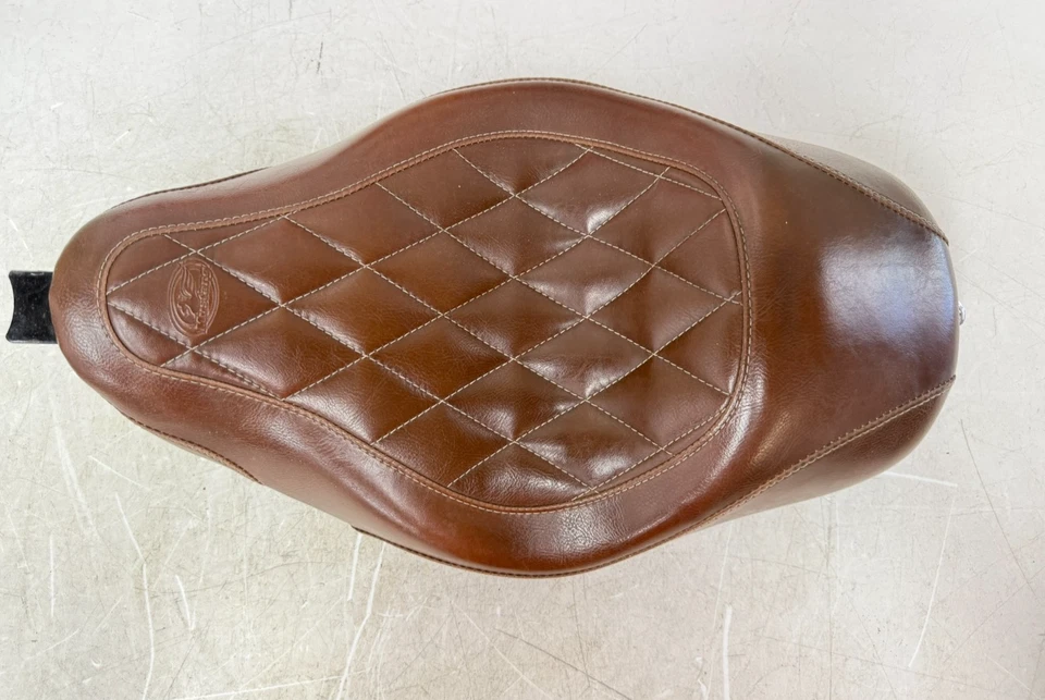 Harley Sportster R Mustang 2004 Wide Tripper solo marrón asiento con puntada de diamante Foto 2 de 4