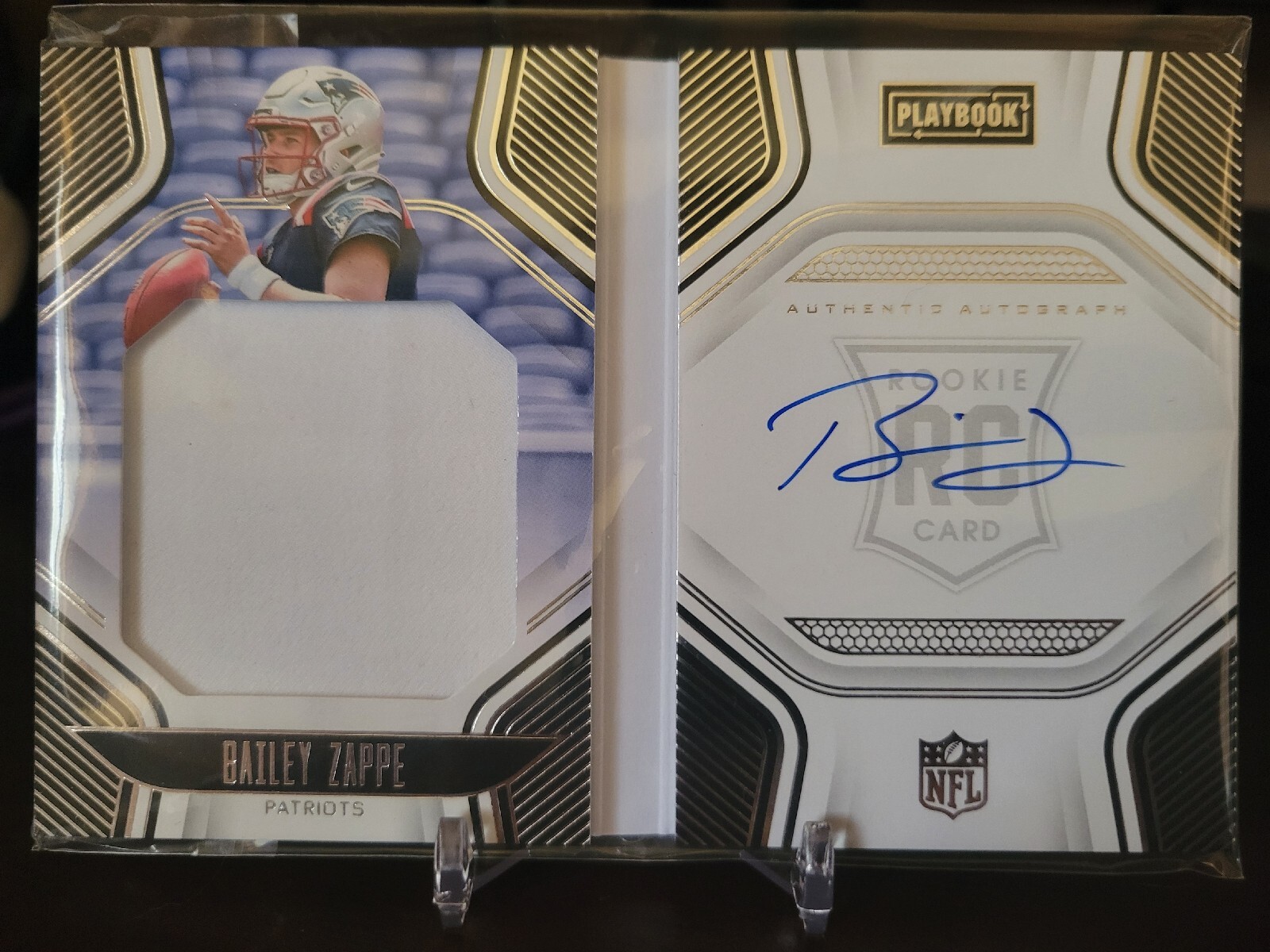 2022 Panini Playbook Rookies Playbook Patch Auto Bailey Zappe /299