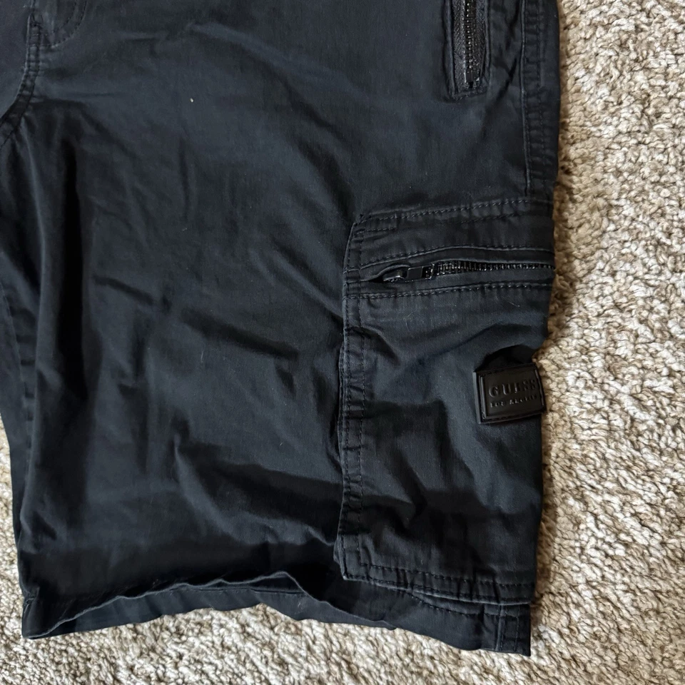 Pantalones Cortos Guess Los Angeles Para Hombre 36 Negros Carga Bolsillos con Cremallera Correa Roja Ropa de Calle Foto 2 de 4