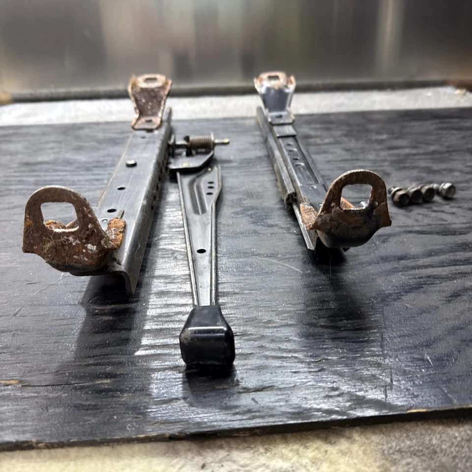 Riel de asiento del conductor usado OEM 1981-1985 Toyota Land Cruiser BJ60 FJ60 con herrajes Foto 3 de 4