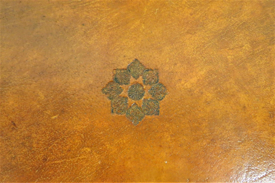 Antigua Mesa de Centro Bandeja Mayordomo Inglesa Envuelta en Cuero Estilo Regencia Foto 3 de 4