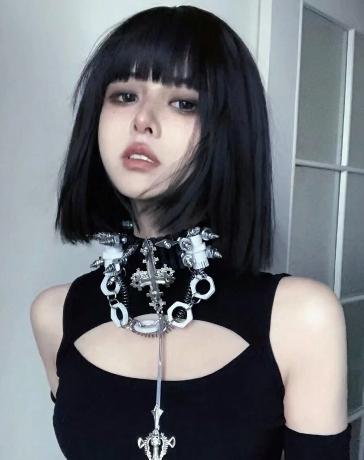 Perruque femme courte noire 35cm contre la perte de cheveux temporaire