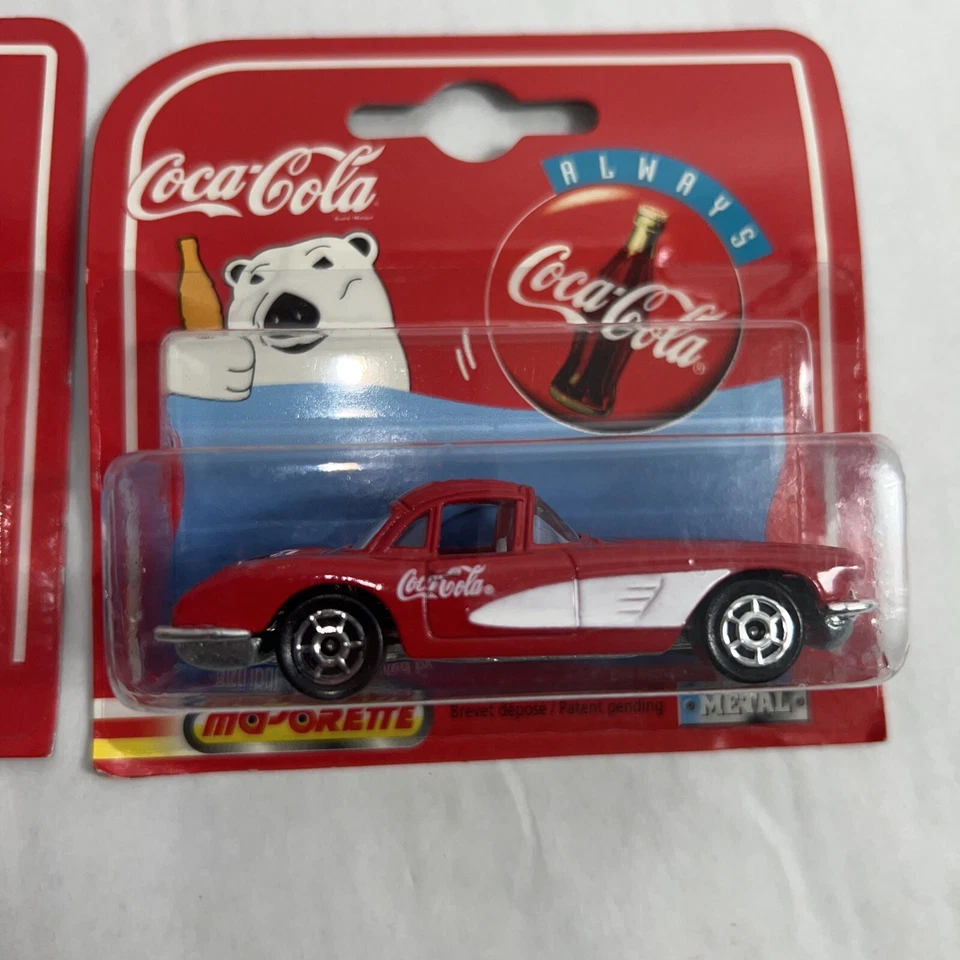 COCA COLA MAJORETTE CORVETTE 1/64 Лот из 2 Красных Белых  - Изображение 3 из 4