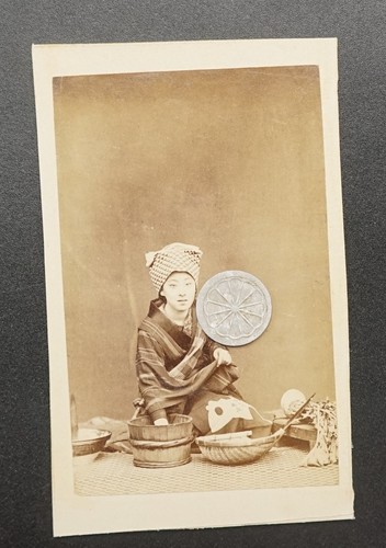 Foto alt CdV Portrait Asien Japan Geisha Koch Küche Gemüse Handwerk Kostüm Bild