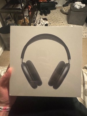 Apple AirPods Pro Max Headphones - Space Gray With Smart Case