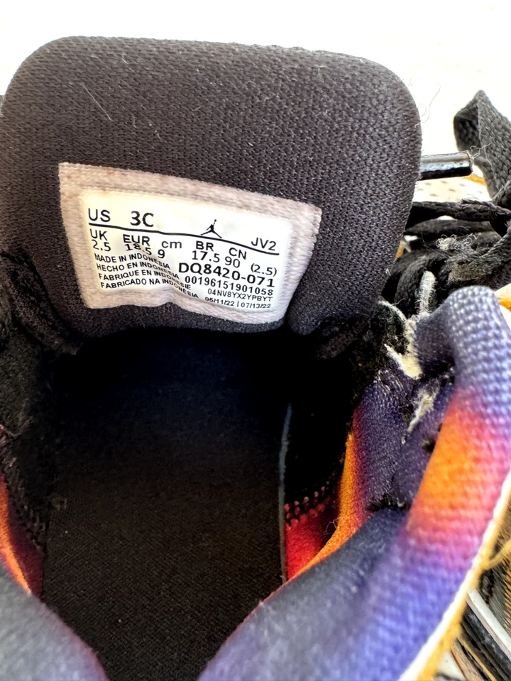 Niño pequeño Jordan 1’s 3C dorado/negro/blanco edición limitada ligeramente usado, sin caja Foto 4 de 4