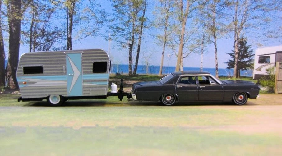 1967 Ford Custom / Galaxie + Siesta Camper Travel Trailer Retro Model Set 1/64 - Image 3 of 4