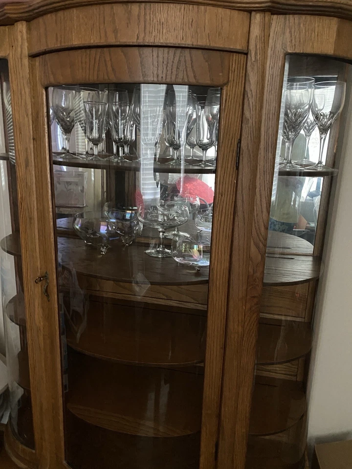 Antiguo gabinete de curiosidades China frontal y lateral de vidrio curvado roble tigre llave original Foto 4 de 4