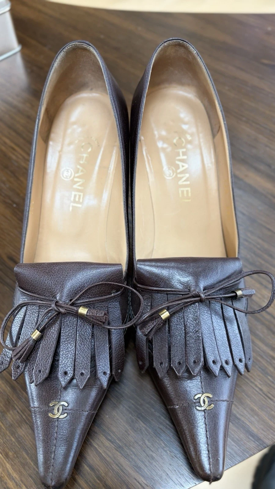 Chanel — CHANEL Brown Interlocking CC Logo Leather Pointed Toe Bow Pumps 39,5
