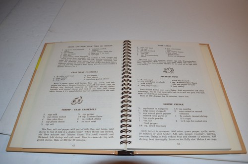 Famous Recipes Mrs Wilkes Boarding House Historic Savannah Cookbook HB Spiral - Imagen 9 de 12