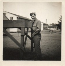 Snapshot Photo 1940s WW2 Soldier "Peeing" unashamed