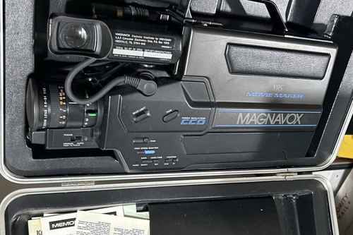 Macchina fotografica vintage Magnavox VHS Movie Maker con accessori e custodia impossibile da testare - Foto 2 di 10