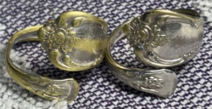 Authentic 2-VINTAGE W.M.A. ROGERS ONEIDA LTD GOLD PLATED SPOON RING SIZE 7 ADJUSTABLE