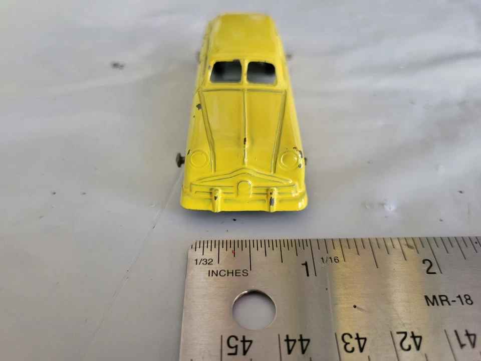 TOOTSIETOY - Coche amarillo vintage 1950 Plymouth sedán 2 puertas 3" metal fundido a presión   Foto 2 de 4