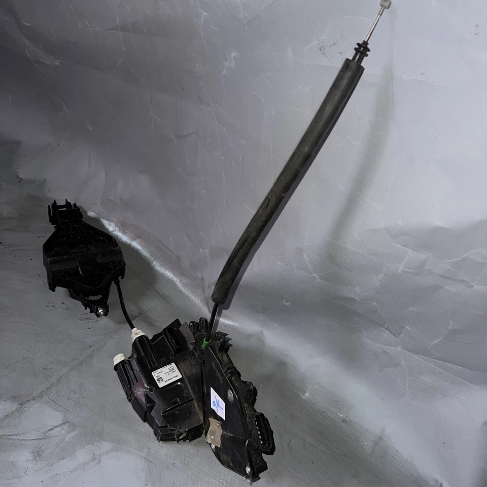 RANGE ROVER SPORT L494 13-22 OFFSIDE REAR RIGHT DOOR LOCK AND HANDLE BRACKET - Image 1 of 4