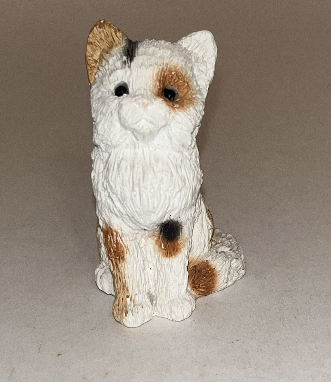 Vintage UDC Ceramic Chalkware Calico Cat Kitten Figurine Glass Eyes 1989 2.25