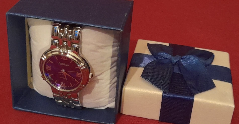 Reloj de cuarzo Geneva plateado y azul para mujer Foto 4 de 4