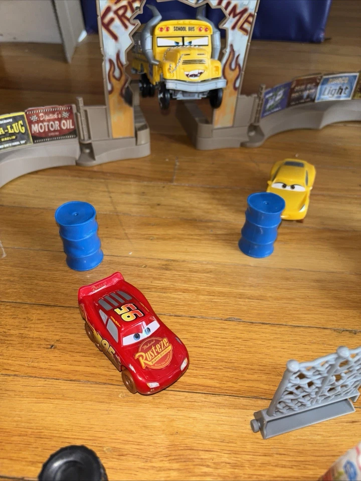 Juego Disney Pixar Cars 3 Smash Crash Derby - ¡Juego completo y autos adicionales! Foto 2 de 4