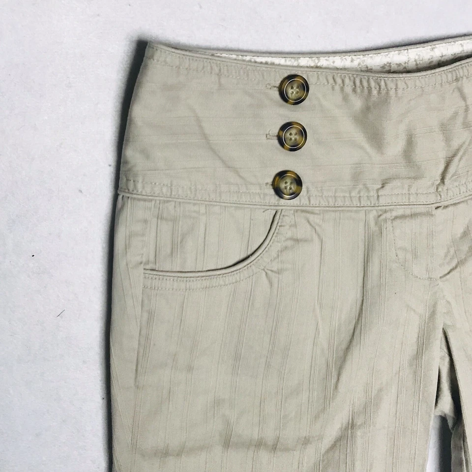 Pantalones Cortos Charlotte Russe Para Mujer 7 Beige Rayas Puños Botones Ligeros Foto 3 de 4