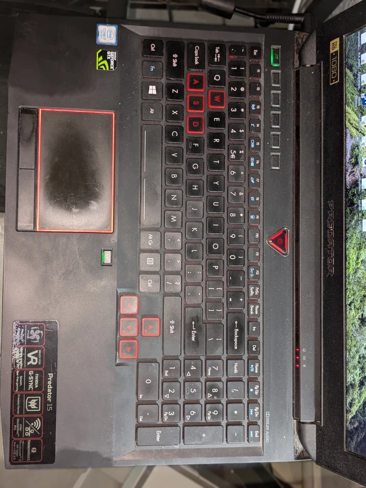 Portátil Gaming Acer Predator 15 – i7 / GTX 1070 / 16GB / SSD+HDD – Buen Estado Foto 3 de 3