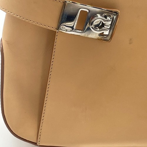 Auténtico bolso de hombro Salvatore Ferragamo Gancini Hobo cuero beige AQ-21 0170 - Imagen 11 de 23