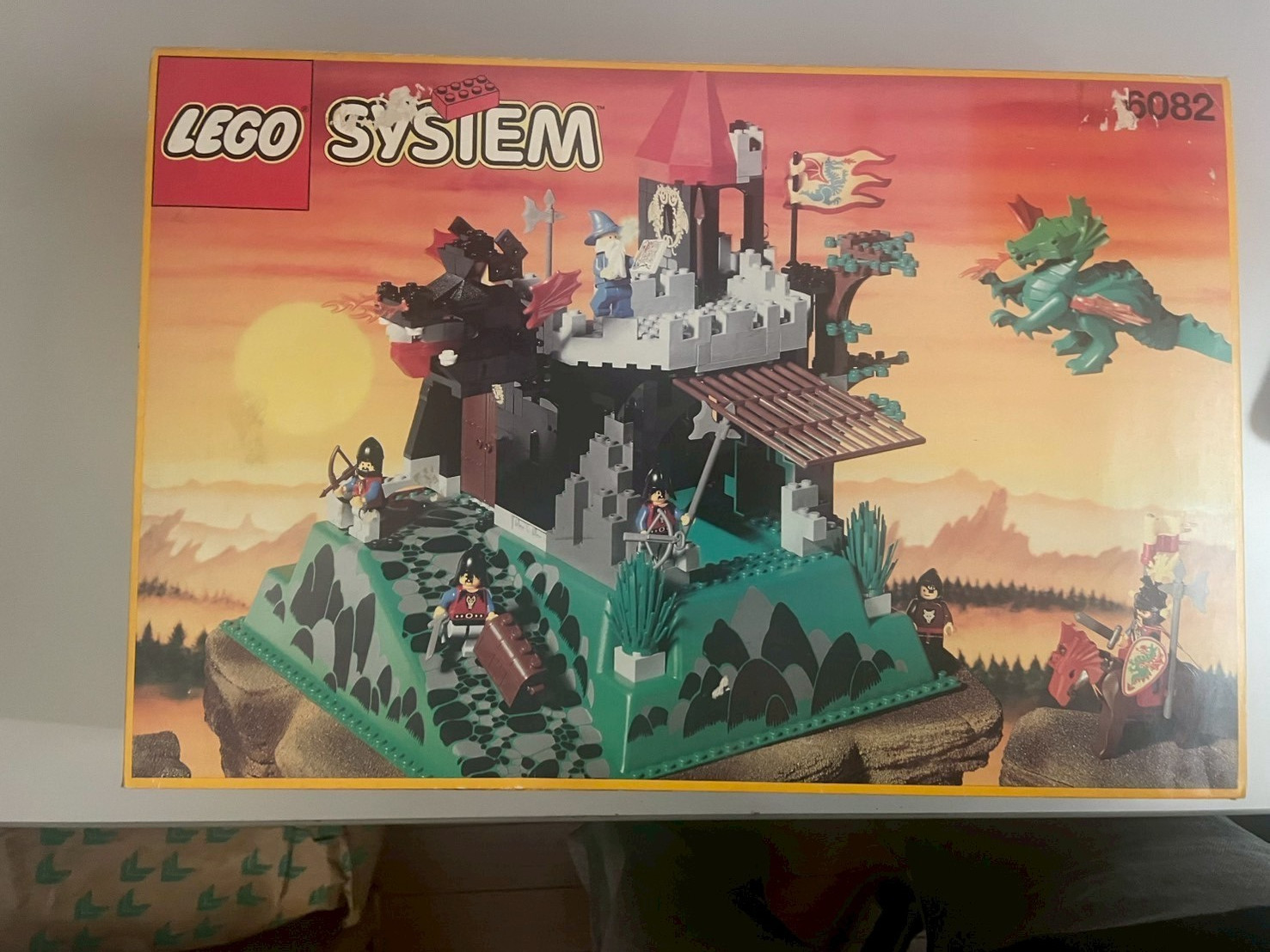 LEGO Castle: Fire Breathing Fortress (6082) (new&sealed)