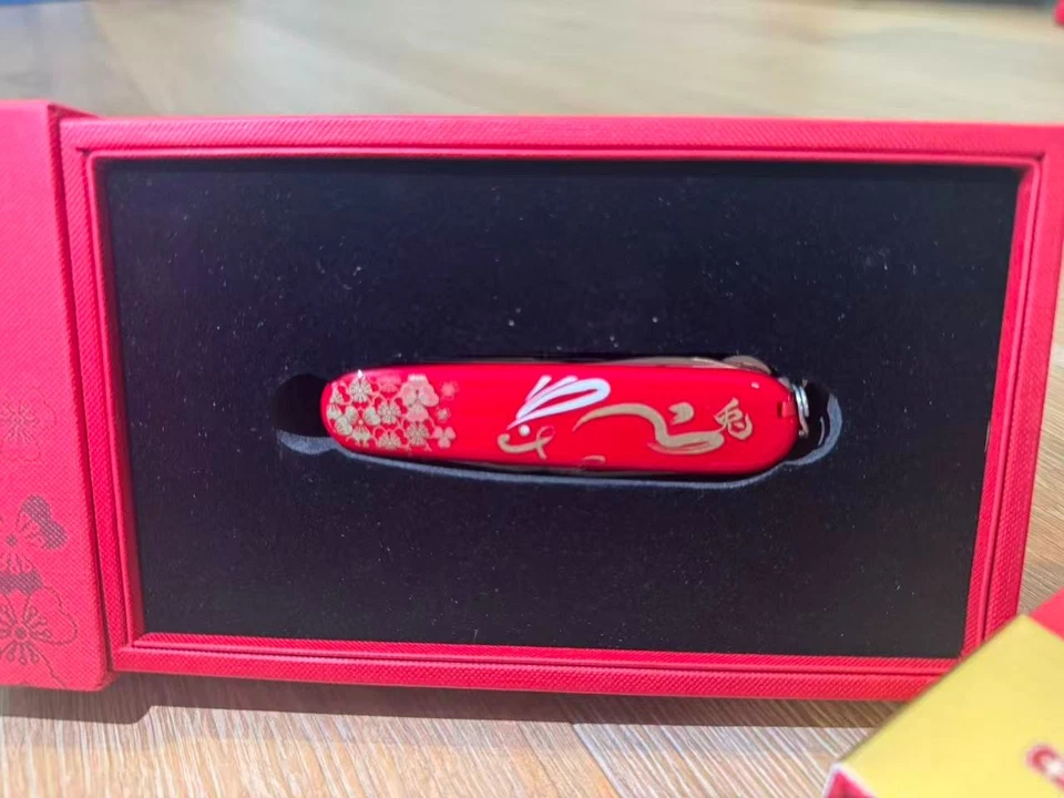 Navaja Suiza Victorinox Huntsman 2023 Año del Conejo. NUEVO. Foto 3 de 4