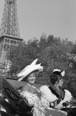 Rosemary Harris Rachel Roberts during the film La Puce � l'oreille- Old Photo 1