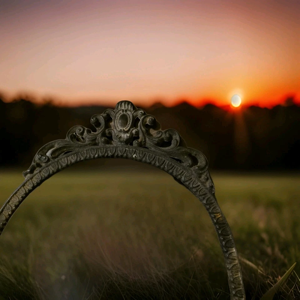 RARE VINTAGE MIRROR BRASS ORNATE ART DESK DECOR EXQUISITE BAROQUE ITALIAN STYLE  - Image 4 of 4