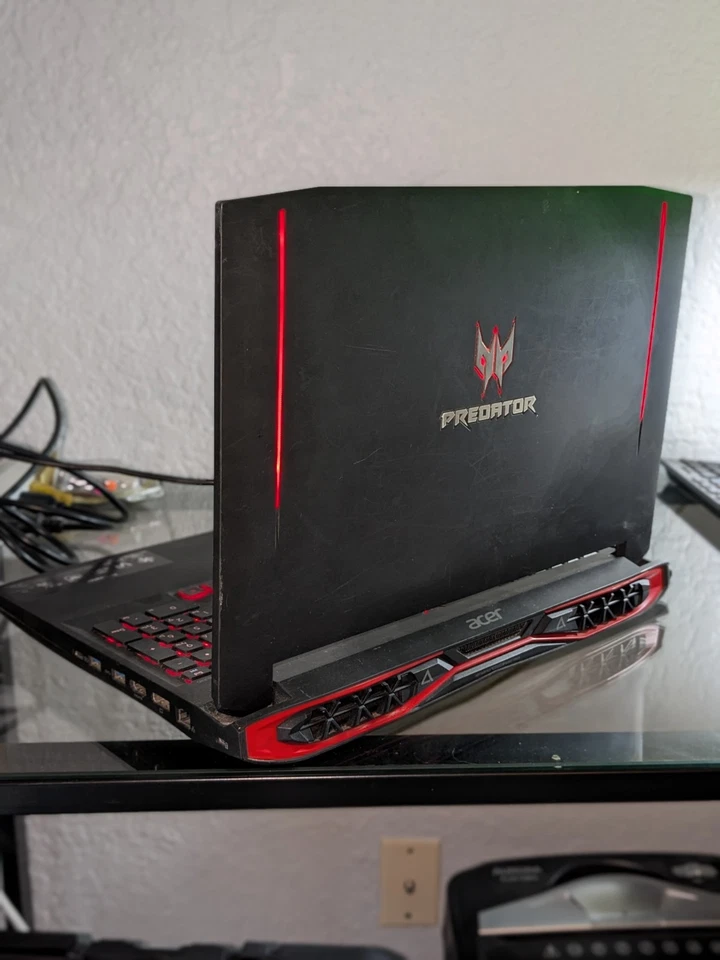 Portátil Gaming Acer Predator 15 – i7 / GTX 1070 / 16GB / SSD+HDD – Buen Estado Foto 2 de 3