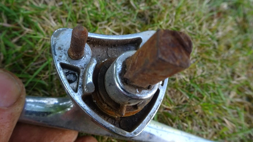 original Classic car MORRIS MINOR BOOT LID HANDLE With KEY USED CONDITION - Image 2 of 4