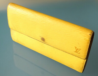LOUIS VUITTON, VINTAGE EPI-LEDER, große GELDBÖRSE in GELB, schöner USED-Look