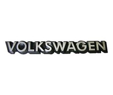 Verchromtes VOLKSWAGEN-Heckemblem auf schwarzem Hintergrund f&uuml;r VW Golf 1 Cab...