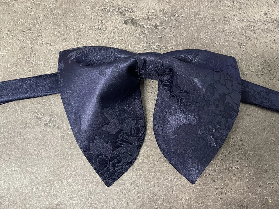 Pajarita hecha a mano de gran tamaño brocado azul marino estilo vintage años 70 boda graduación Foto 2 de 3