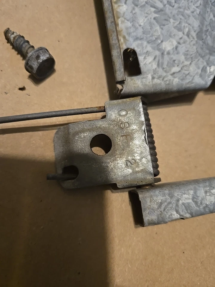 Oldsmobile Cutlass Supreme Salon 442 1981-88 G BODY soporte de matrícula trasero Foto 4 de 4