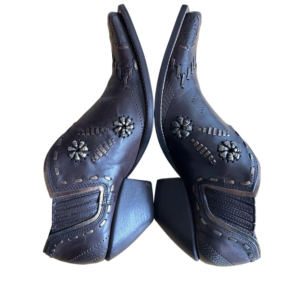 BCBGirls 皮革西部踝靴 6 码 — 第 4/4 张图片