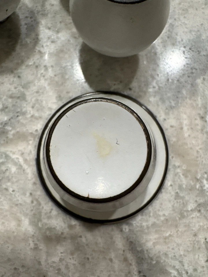 8 Amerock Heirloom Vintage Ceramoid 1960s Knobs And Backplates (8 Sets) - Image 3 of 4