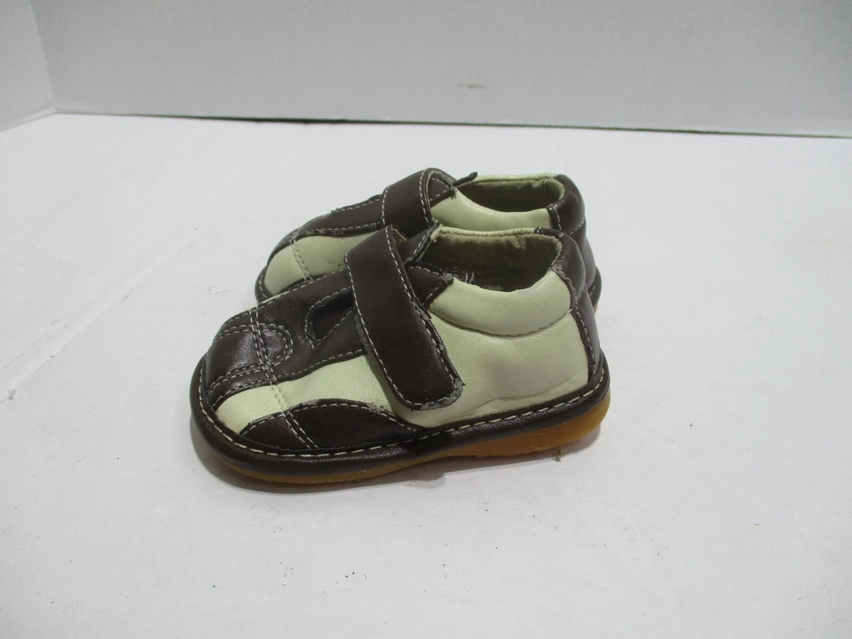 Sapatos de bebê Izzy Bug Creations 3 marrom vestido gancho laço dedo do pé baixo bege - Imagem 2 de 4