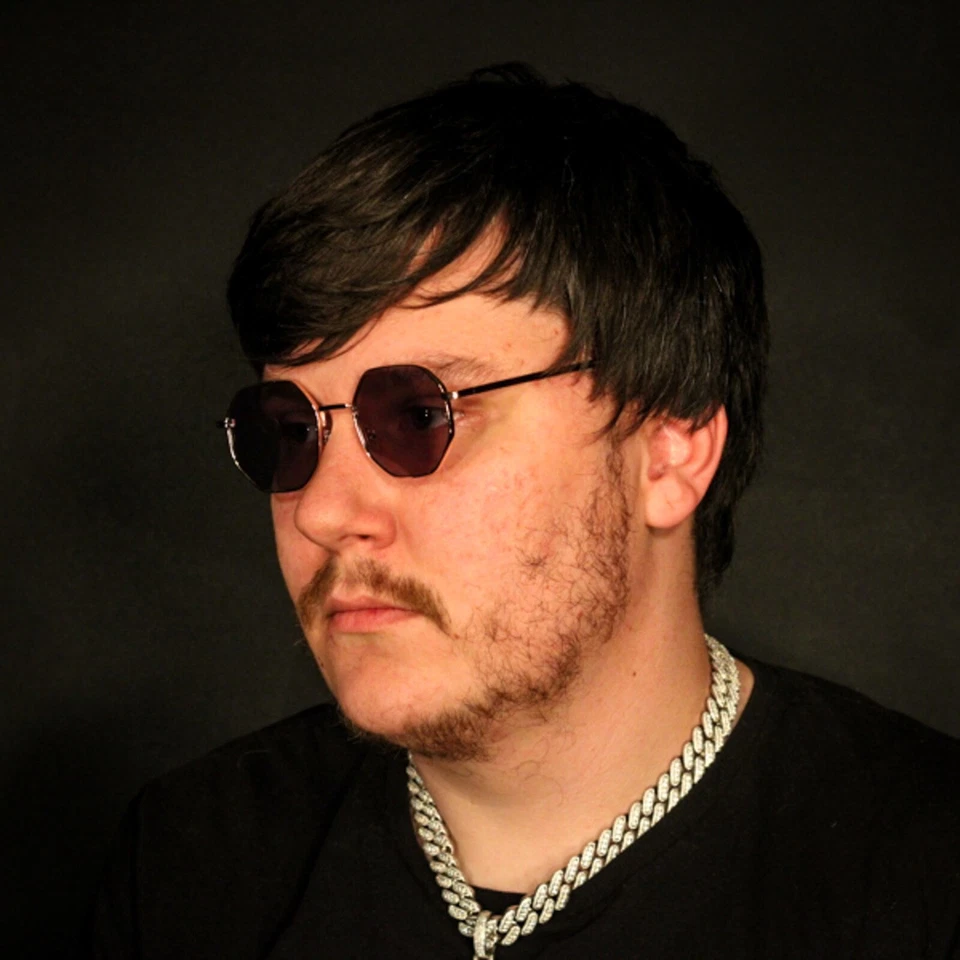 Elegantes gafas de sol retro vintage con montura dorada tinte gris Foto 3 de 4