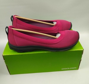 crocs women's busy day stretch asymmetrical wedge