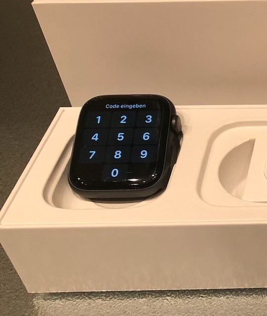Apple Watch Series 4 44 mm Eloxiertes Aluminium Schwarz Nylon Armband - MU6E2FD/A günstig kaufen
