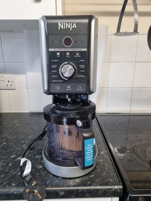 Ninja Creami Deluxe 10 in 1 Eis- und Leckerlimaschine NC501 Brandneu