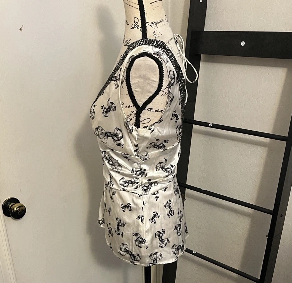 Top de mujer Bebe Y2K mezcla de seda blanco negro cuello en V diseño de lazo lentejuelas talla S 00’s Foto 2 de 4