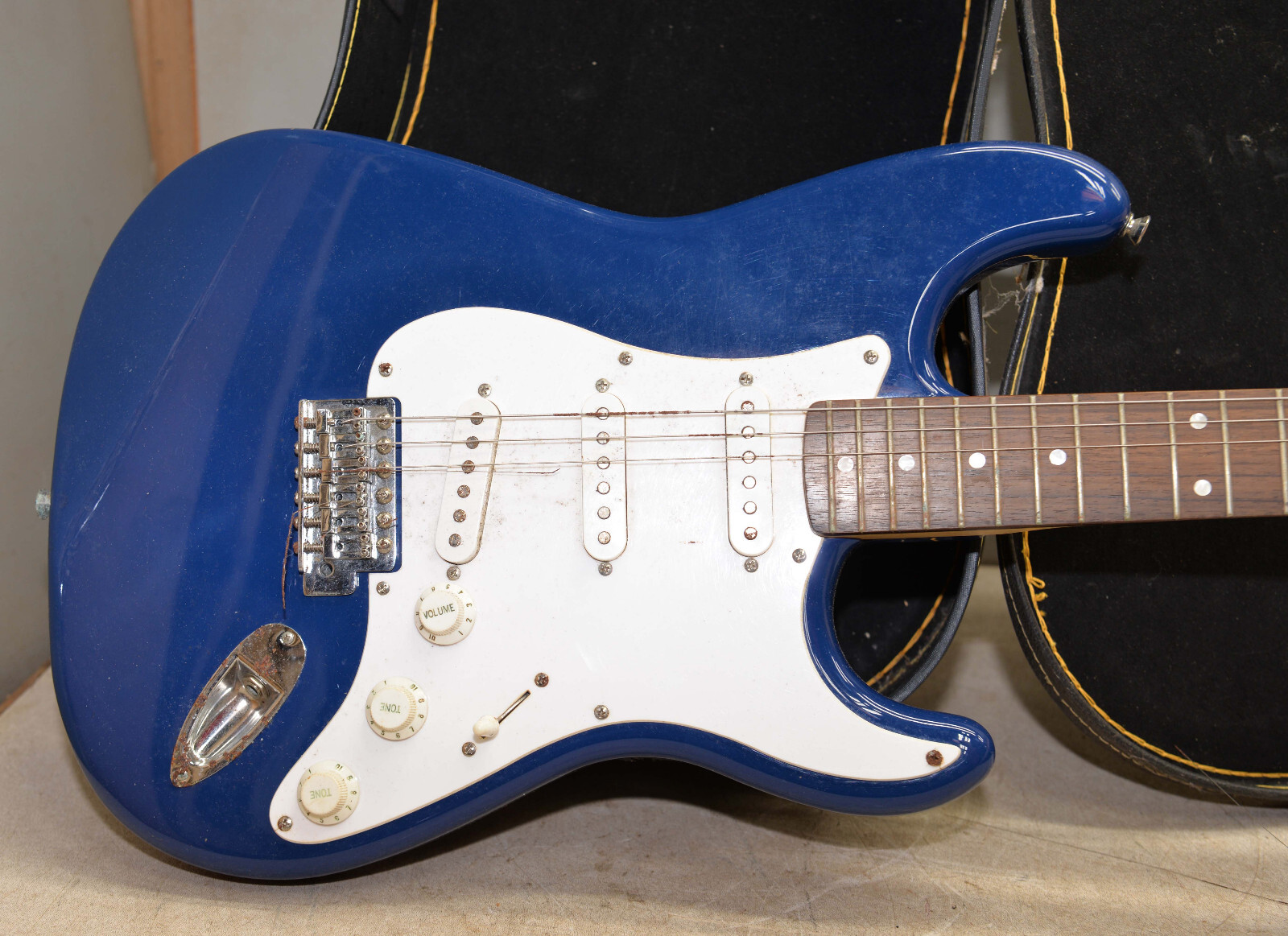 Fender Squier 20th anniversary Stratocaster electric guitar case collectible J3