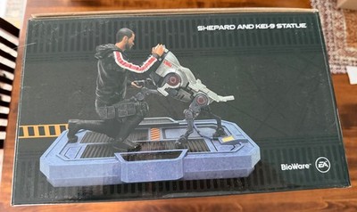Mass Effect Shepard and Kei Limited Edition Resin Statue, new in box