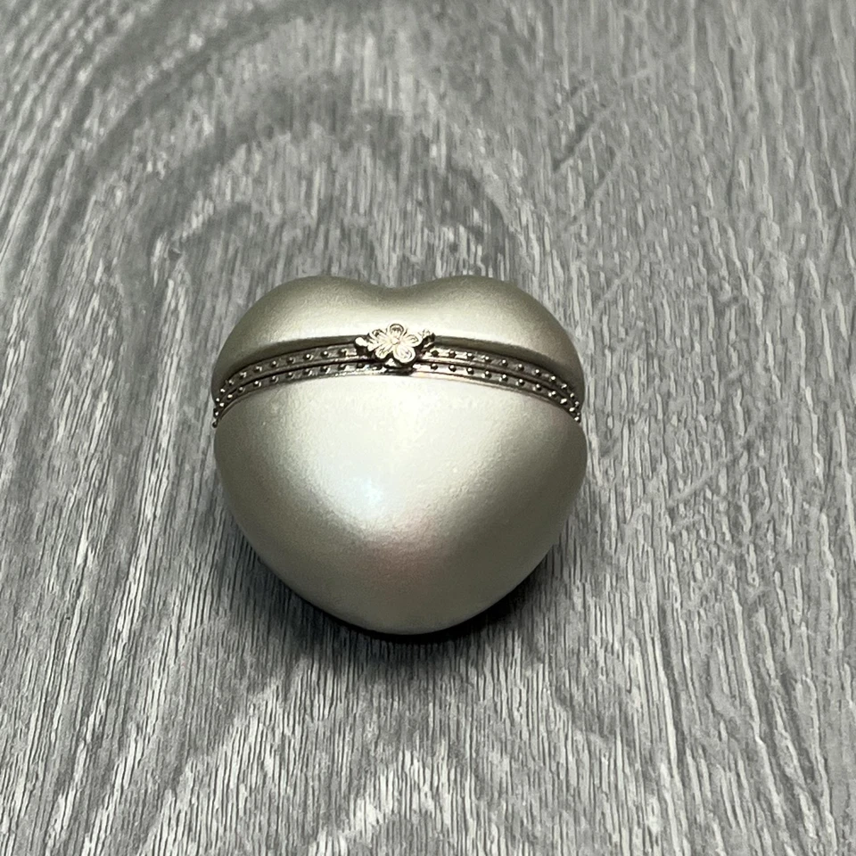 Caja de recuerdo de baratija con bisagras de corazón tono estaño broche floral 'SIEMPRE' interior Foto 2 de 4